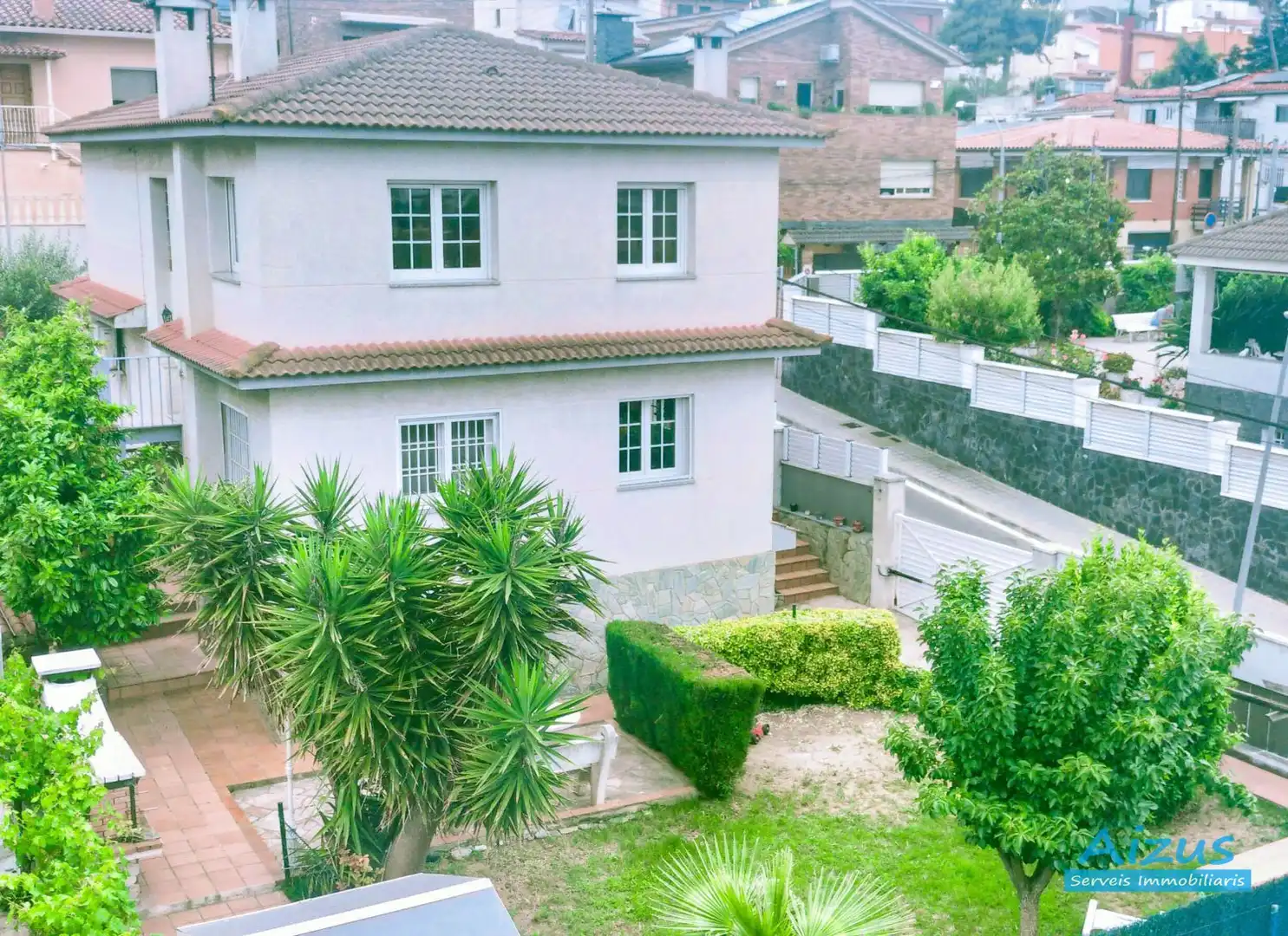 Vista exterior de Casa o xalet en venda en Cerdanyola del Vallès amb Aire condicionat, Calefacció i Jardí privat