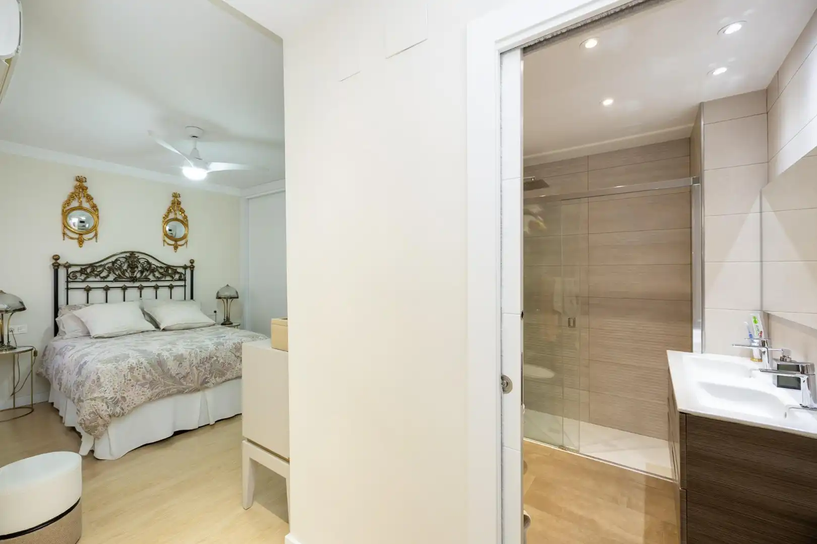 Schlafzimmer von Dachboden zum Verkauf in Granada mit Terrasse