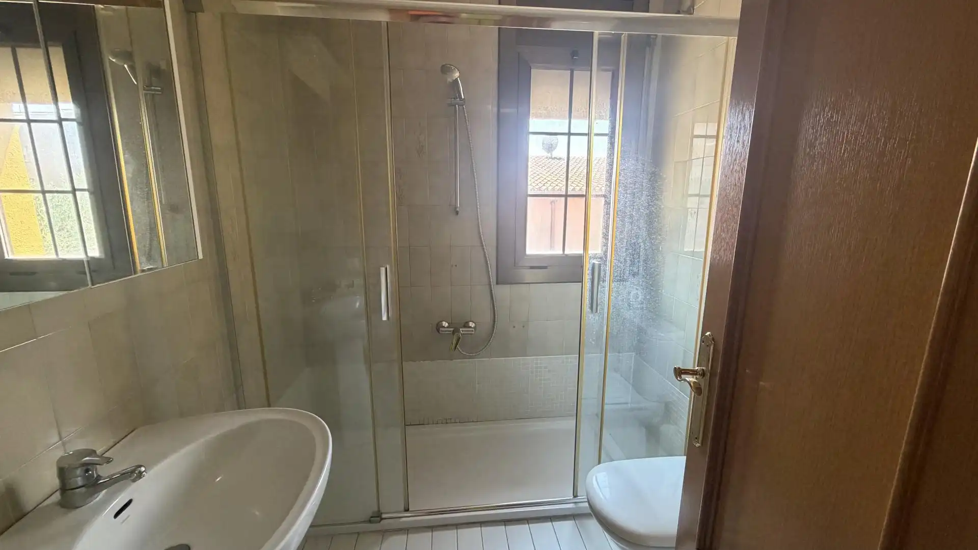 Badezimmer von Einfamilien-Reihenhaus zum Verkauf in Sant Celoni mit Heizung und Balkon