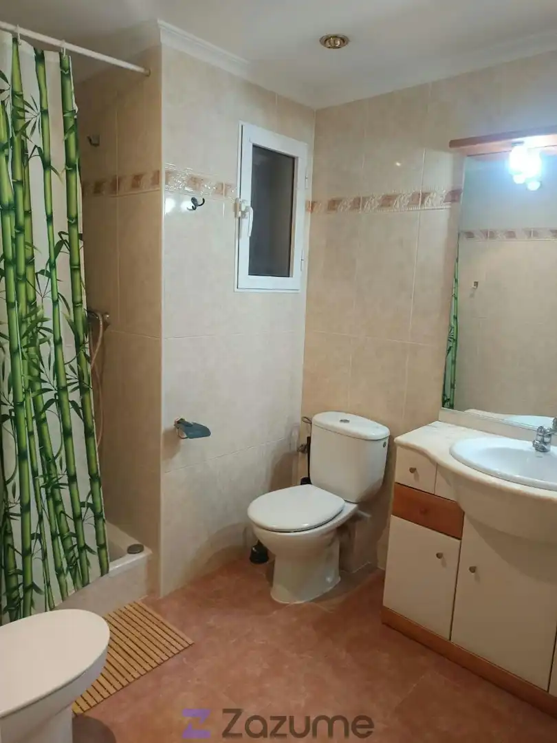 Badezimmer von Wohnung zur Miete in Valencia mit Möbliert, Ofen und Waschmaschine