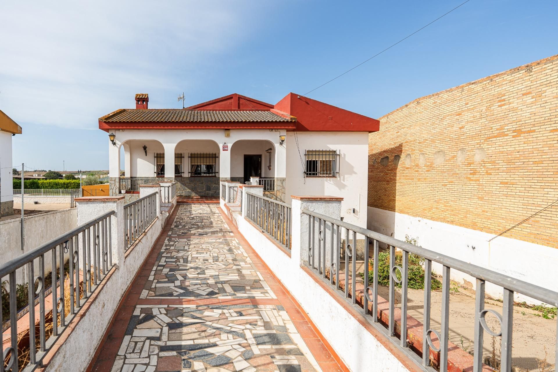 Vista exterior de Casa o xalet en venda en Rociana del Condado amb Jardí privat, Terrassa i Traster