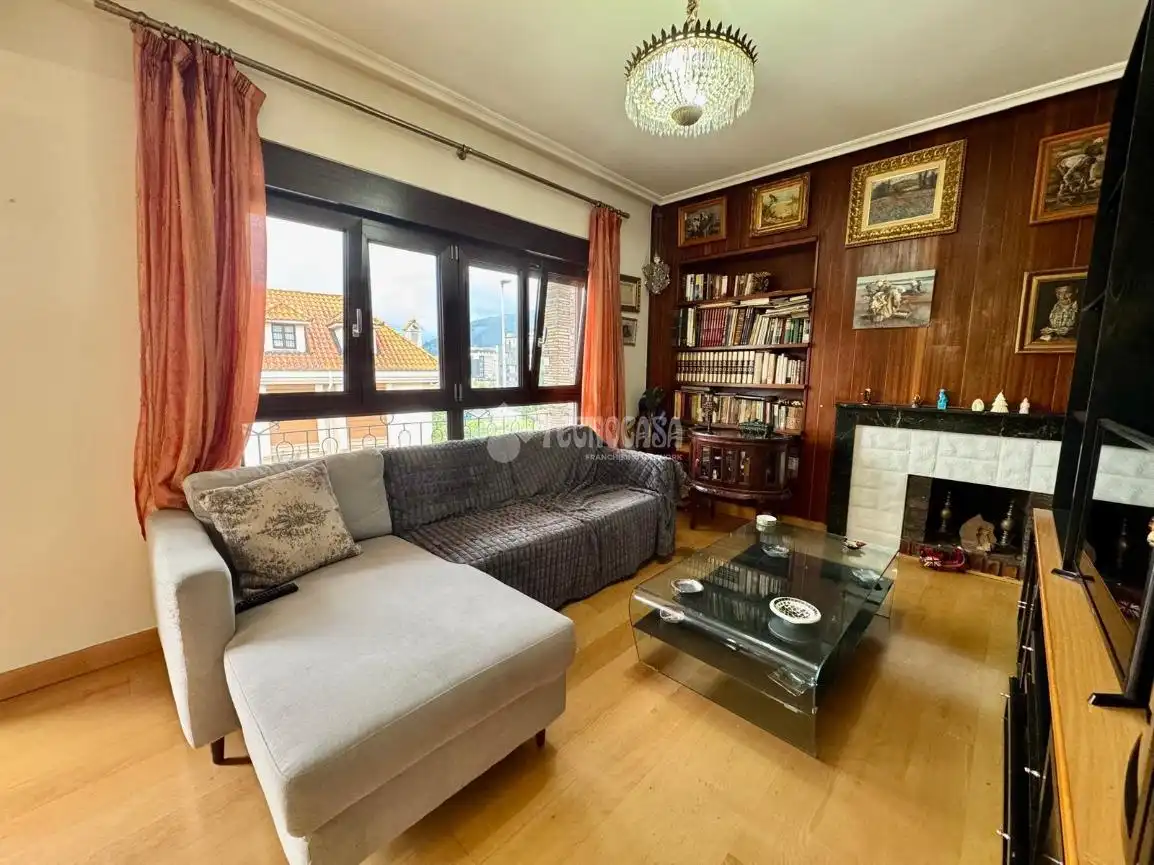 Sala d'estar de Casa o xalet en venda en El Astillero   amb Calefacció, Parquet i Terrassa