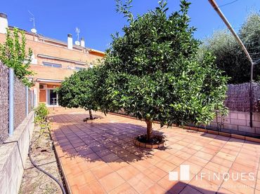 House with balcony for sale in Poble