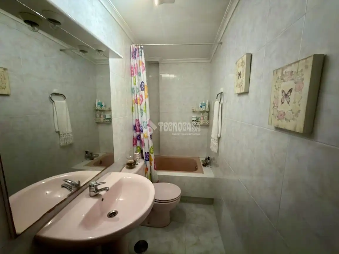 Badezimmer von Einfamilien-Reihenhaus zum Verkauf in Camargo