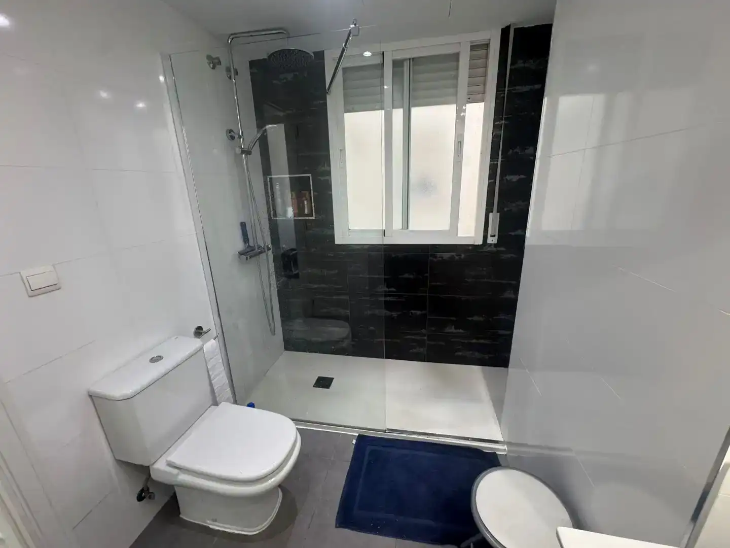 Badezimmer von Wohnungen zur Miete in Marbella mit Klimaanlage, Terrasse und Schwimmbad