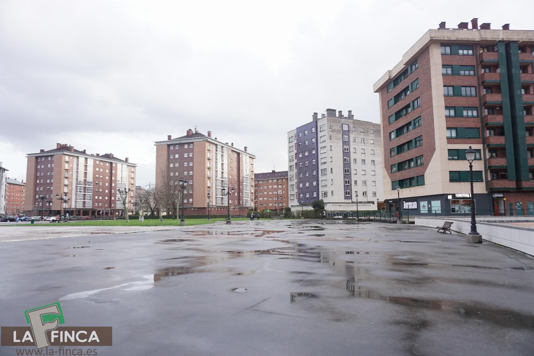 Vista exterior de Local en venda en Oviedo 