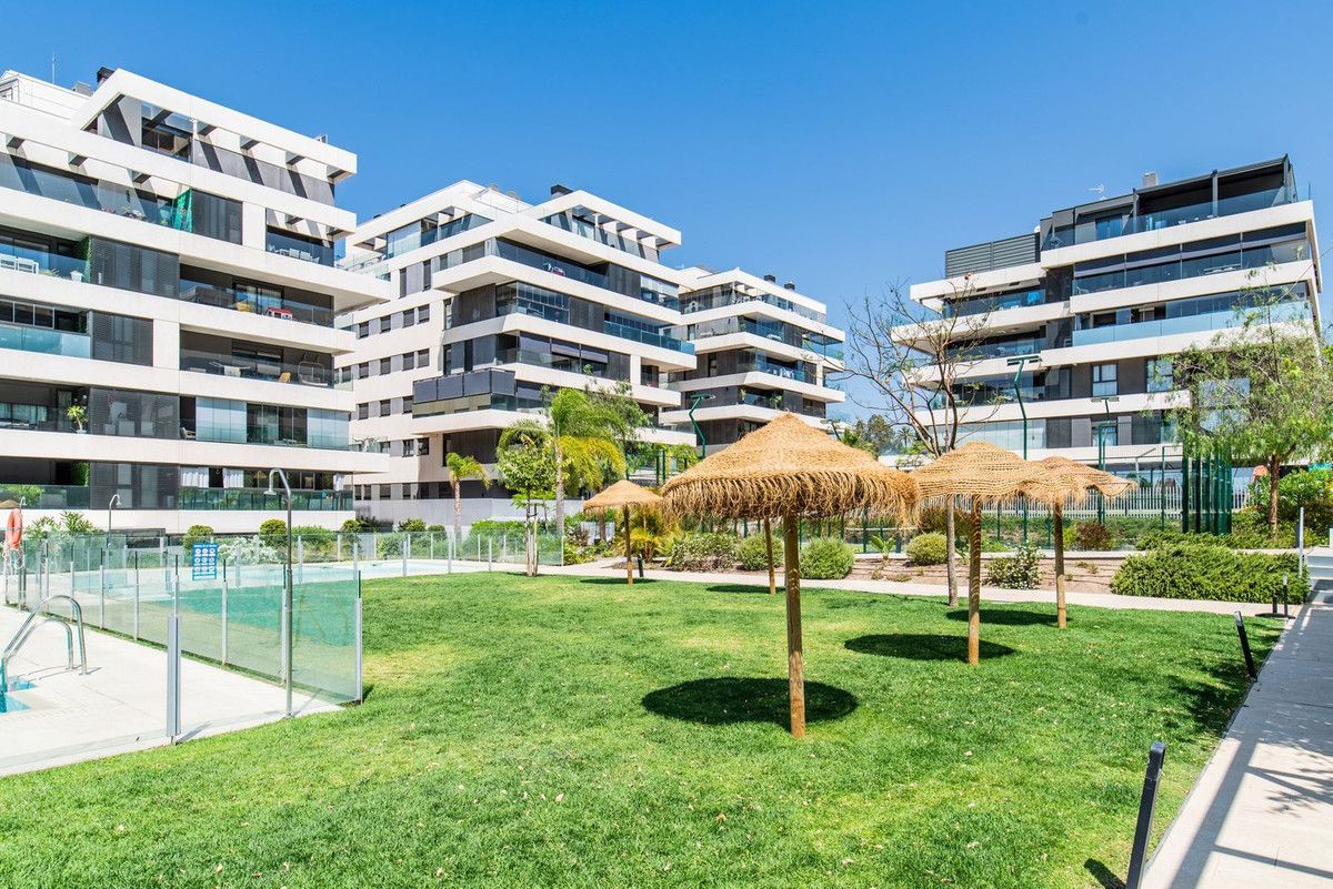 Vista exterior de Apartament en venda en Málaga Capital amb Aire condicionat, Jardí privat i Piscina