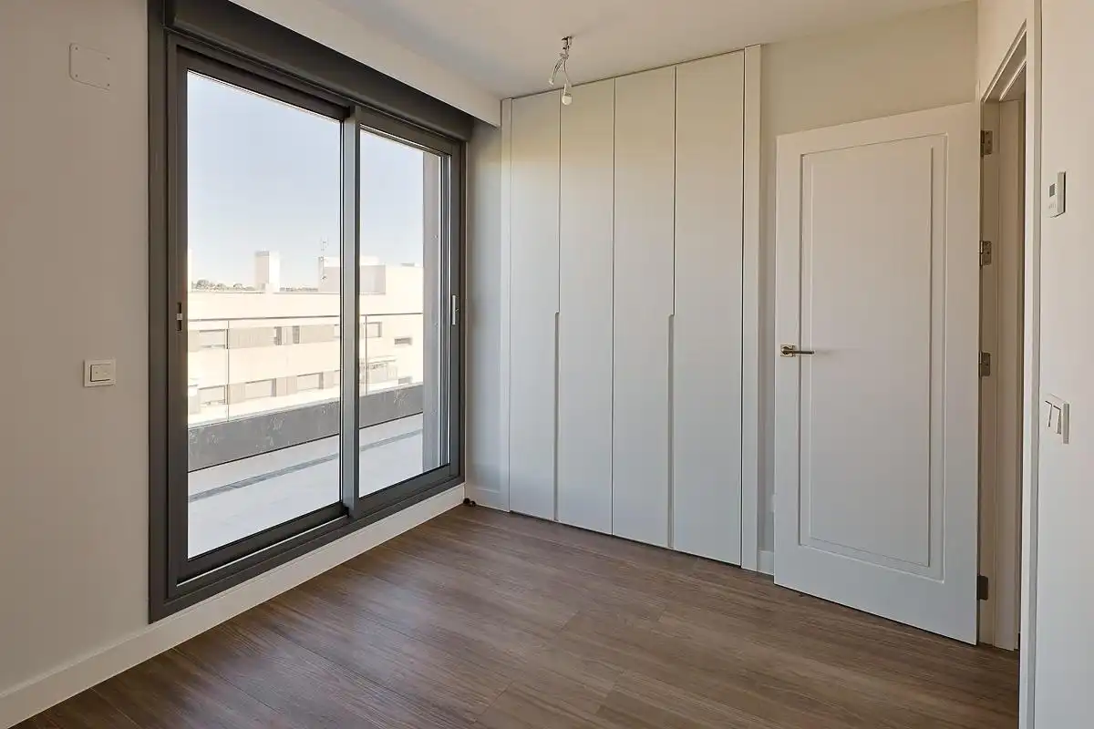 Schlafzimmer von Dachboden zur Miete in Boadilla del Monte mit Terrasse, Abstellraum und Gemeinschaftspool