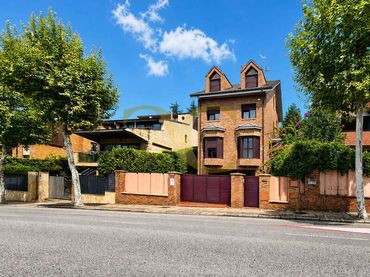 Villa con balcone in vendita a Avenida de los Monumentos