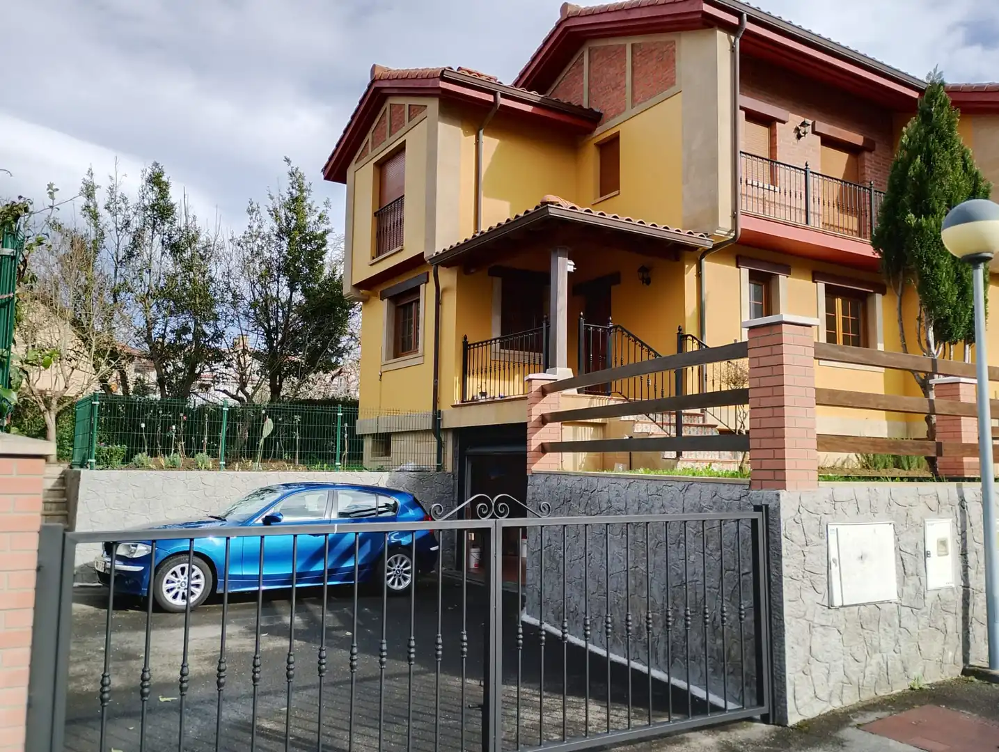 Vista exterior de Casa o chalet en venta en Castro-Urdiales con Calefacción, Jardín privado y Terraza