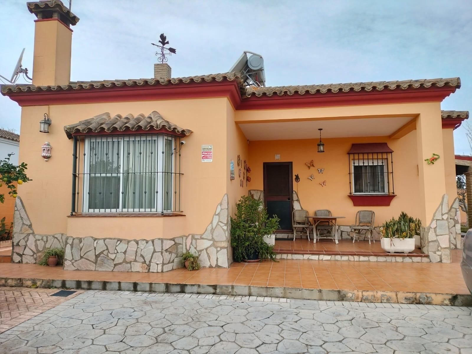 Vista exterior de Casa o xalet en venda en Chiclana de la Frontera amb Aire condicionat, Calefacció i Jardí privat