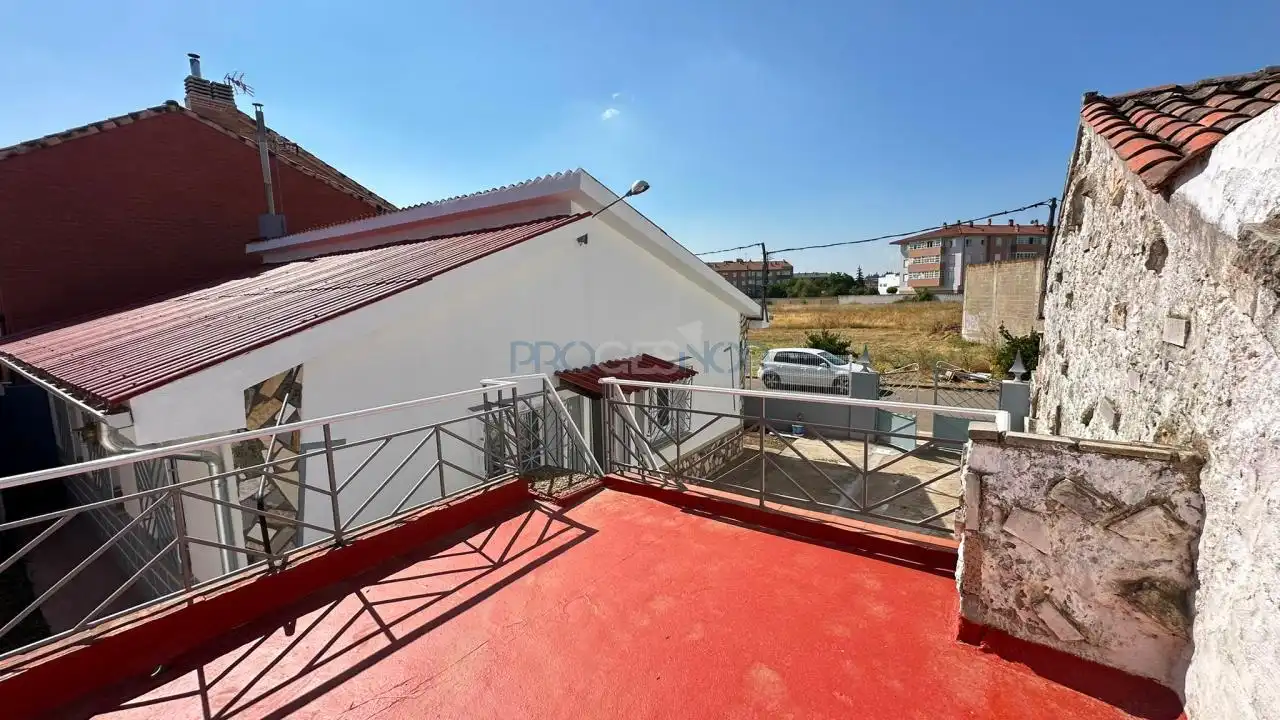 Terrassa de Casa o xalet en venda en San Andrés del Rabanedo amb Calefacció i Jardí privat