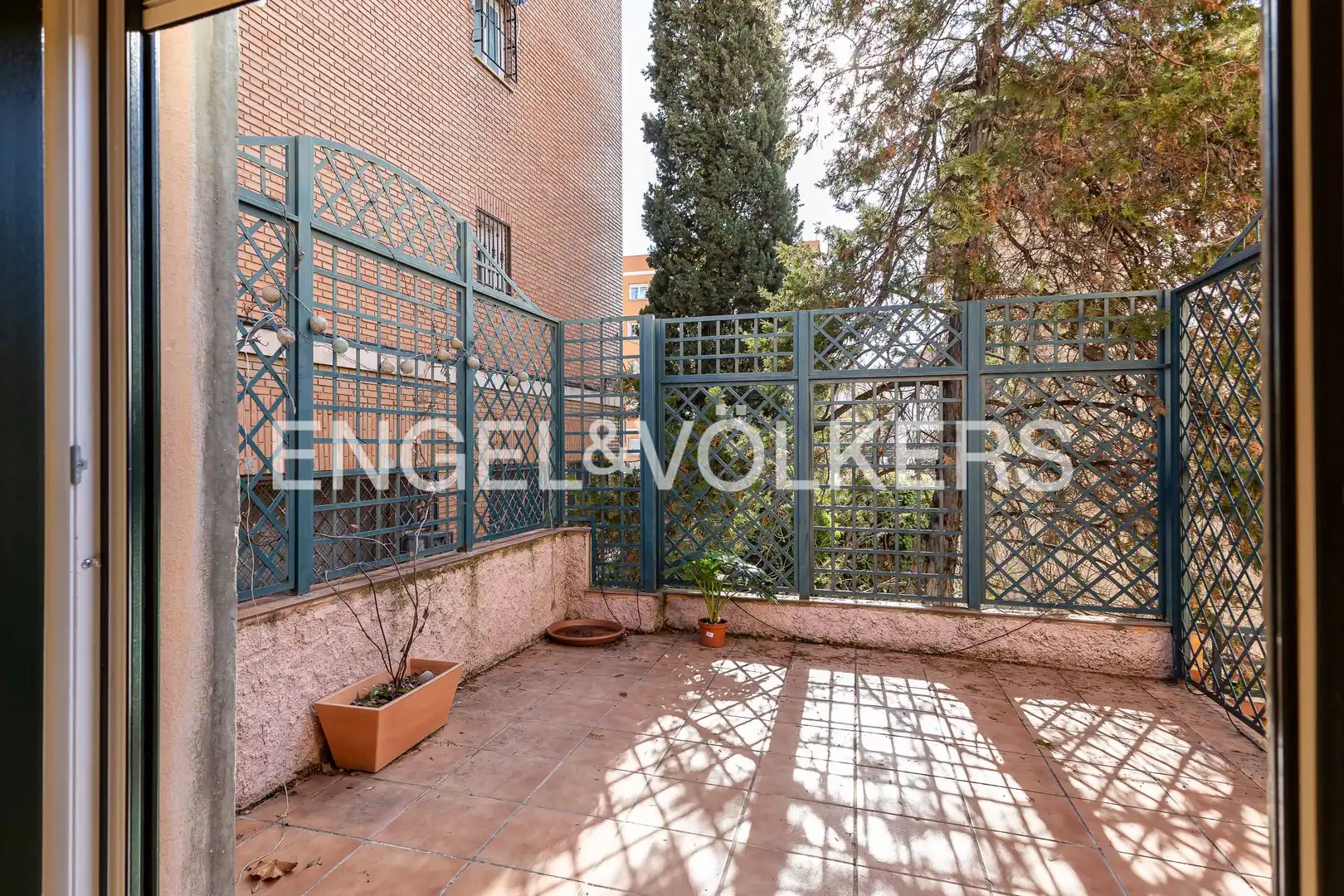 Terrasse von Einfamilien-Reihenhaus zum Verkauf in Madrid mit Klimaanlage, Heizung und Privatgarten