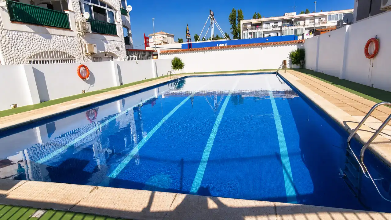 Piscina de Piso en venta en Empuriabrava con Terraza, Amueblado y Horno