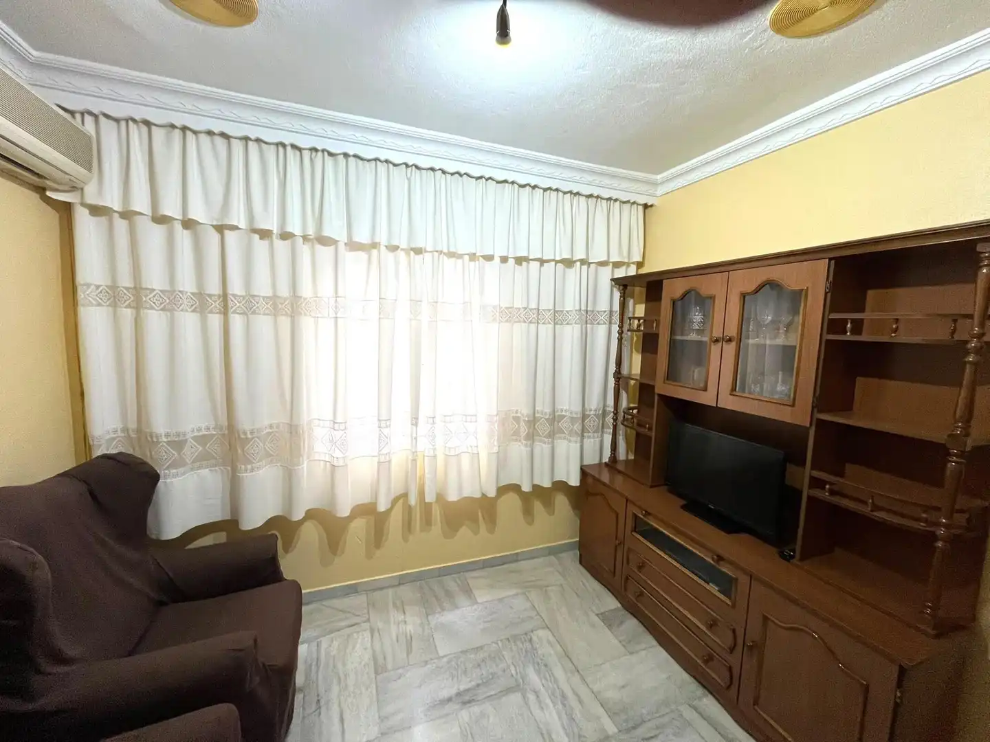 Sala de estar de Casa adosada en venta en Moguer con Aire acondicionado, Terraza y Trastero