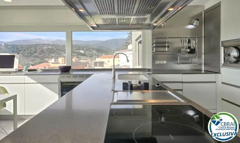 Cuina de Casa o xalet en venda en La Jonquera amb Aire condicionat, Calefacció i Jardí privat