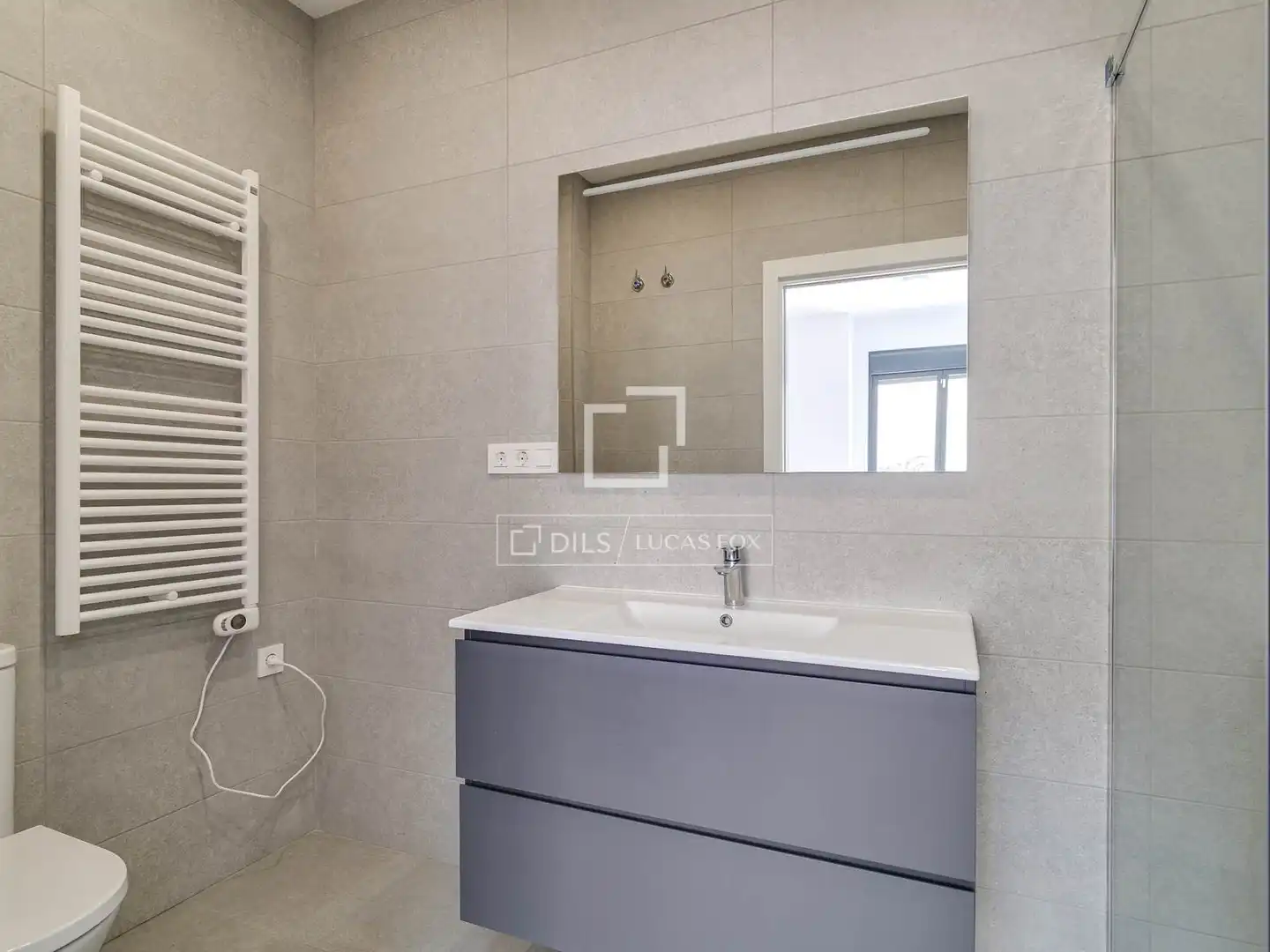 Bany de Pis en venda en L'Hospitalet de Llobregat amb Aire condicionat, Calefacció i Piscina