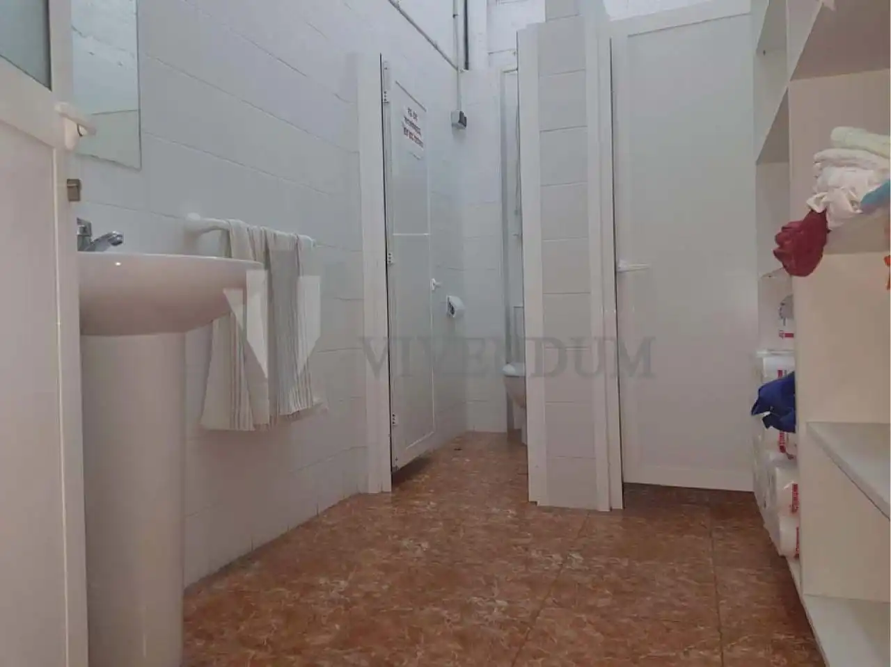 Badezimmer von Fabrikhallen zum Verkauf in Redondela