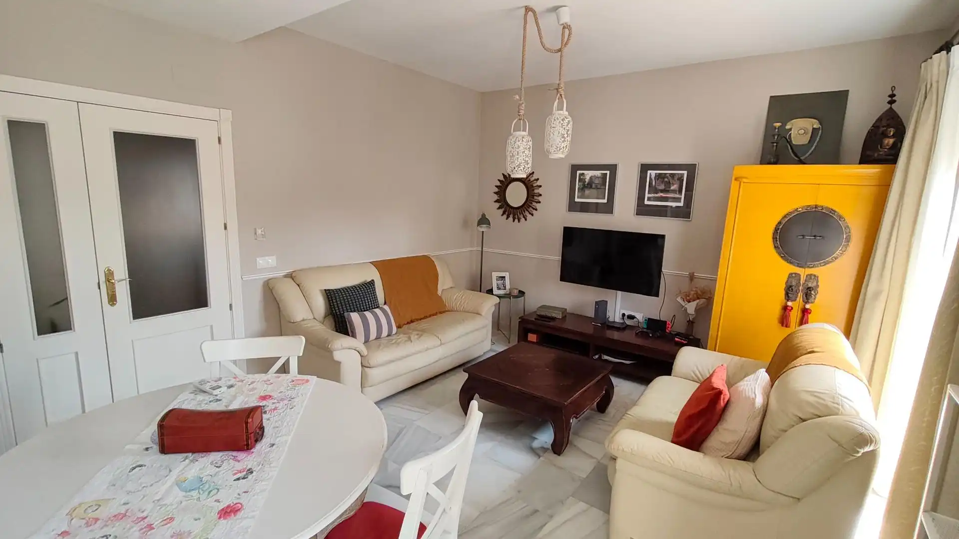 Sala d'estar de Casa adosada en venda en Puerto Real amb Aire condicionat, Jardí privat i Terrassa