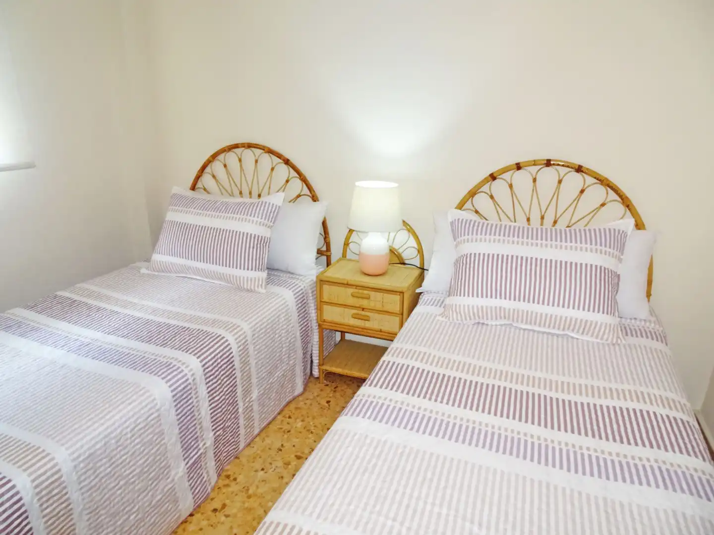 Dormitori de Apartament de lloguer en Gandia amb Aire condicionat, Terrassa i Moblat