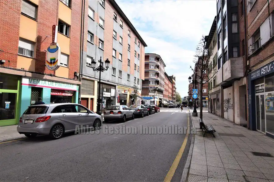 Vista exterior de Pis de lloguer en Oviedo  amb Calefacció, Traster i Moblat
