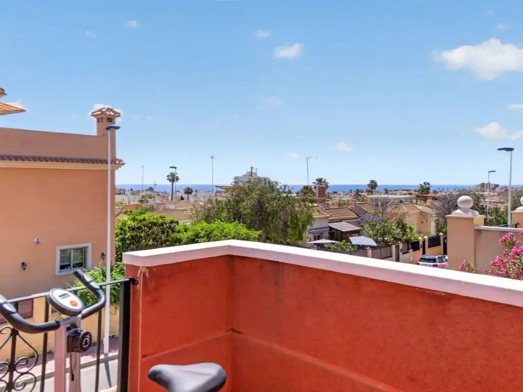 Vista exterior de Casa adosada en venda en Torrevieja amb Aire condicionat, Jardí privat i Terrassa