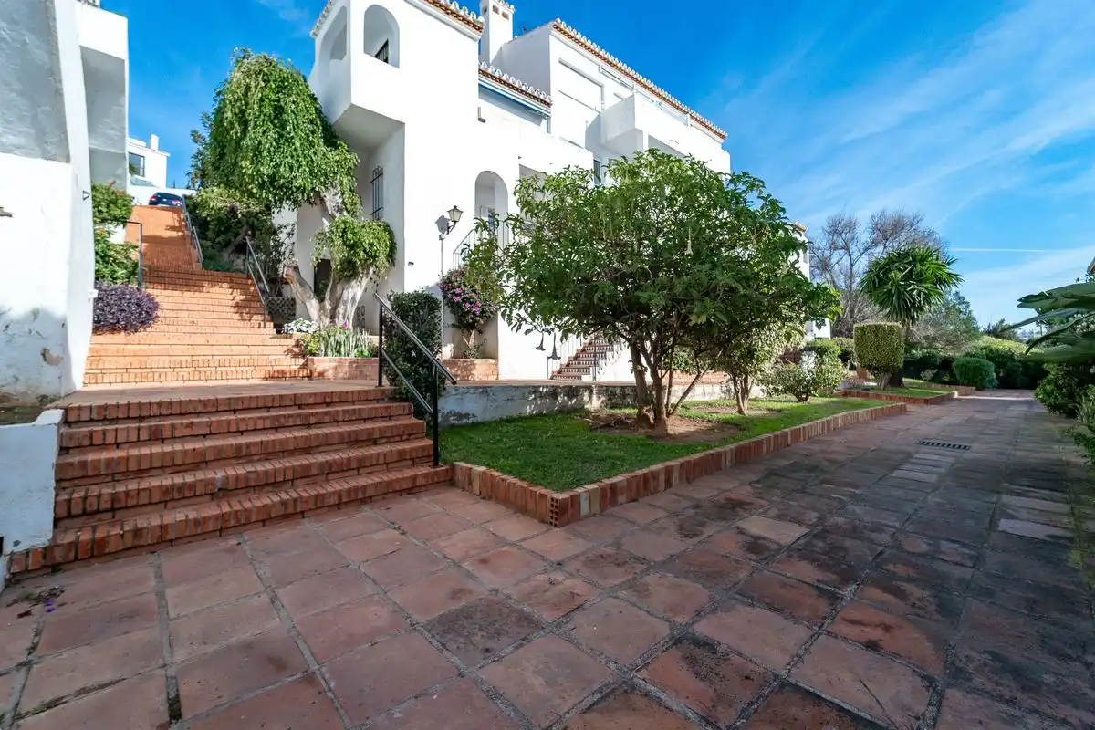 Vista exterior de Pis en venda en Mijas amb Aire condicionat, Calefacció i Jardí privat