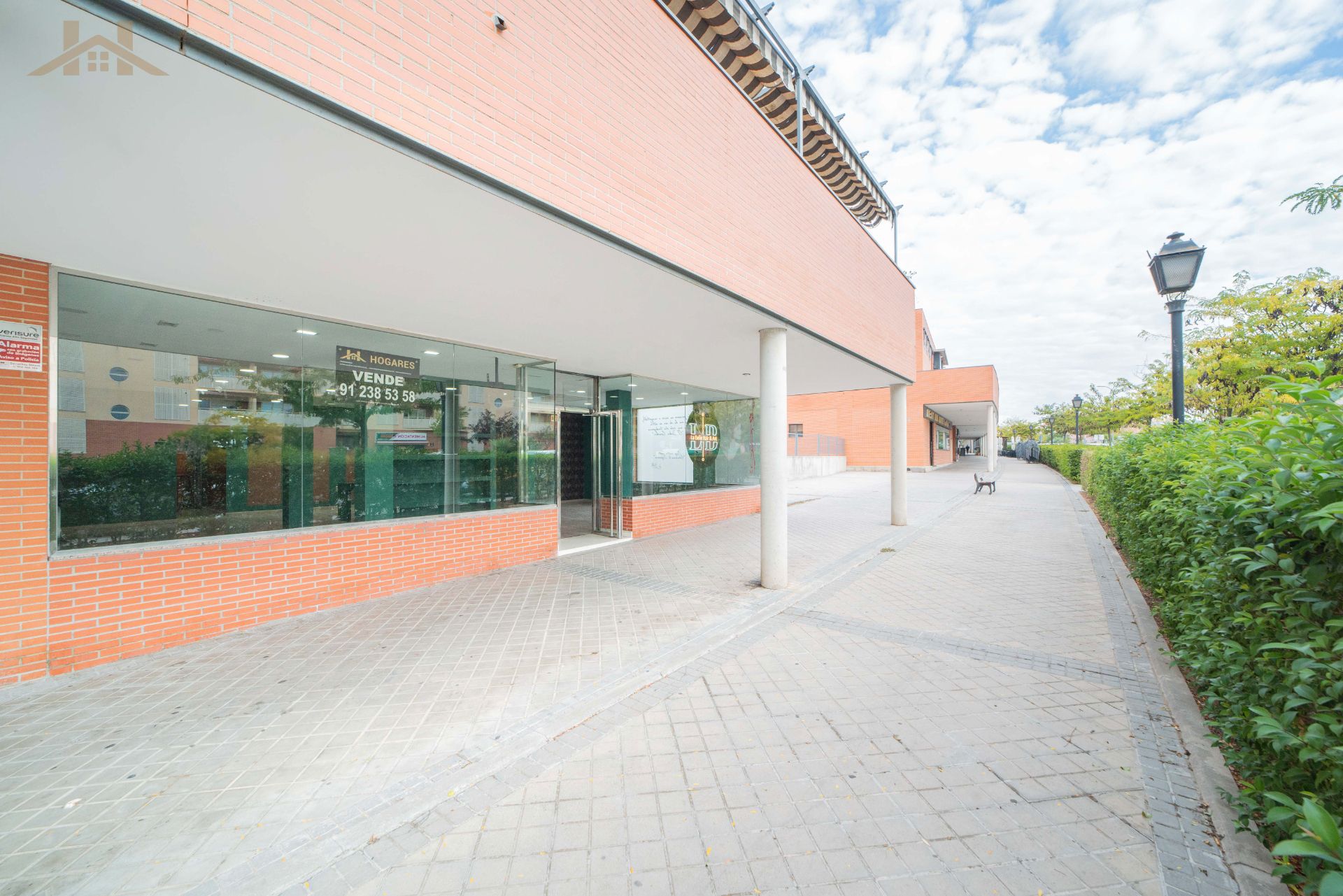 Vista exterior de Local en venda en Arroyomolinos (Madrid) amb Aire condicionat, Terrassa i Alarma