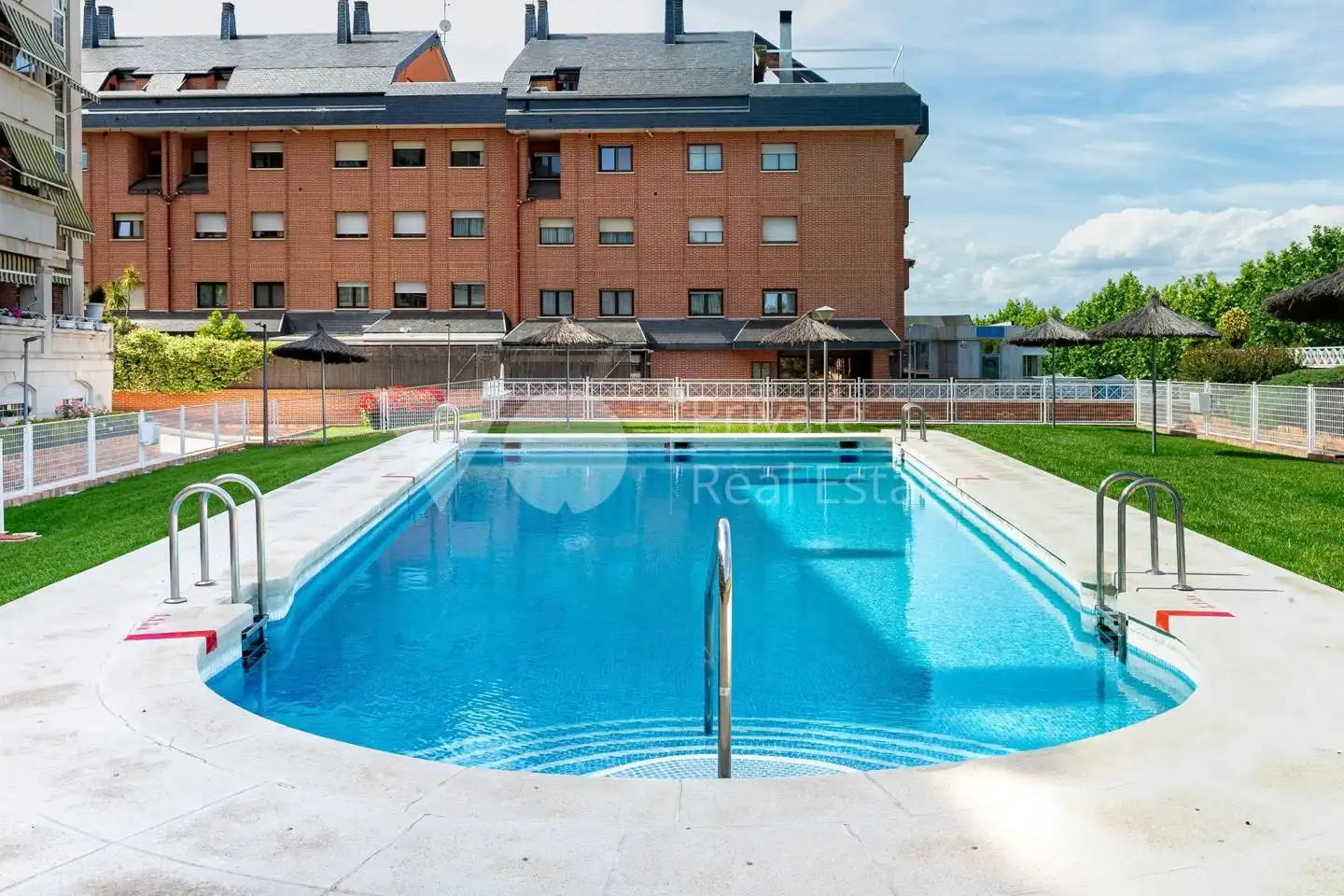 Piscina de Dúplex en venta en Majadahonda con Aire acondicionado, Calefacción y Parquet