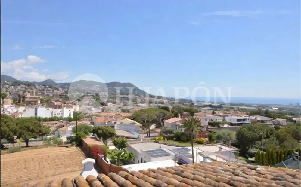 Vista exterior de Finca rústica en venda en Vilassar de Dalt amb Aire condicionat, Calefacció i Jardí privat
