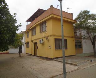 Exterior view of Single-family semi-detached for sale in  Sevilla Capital