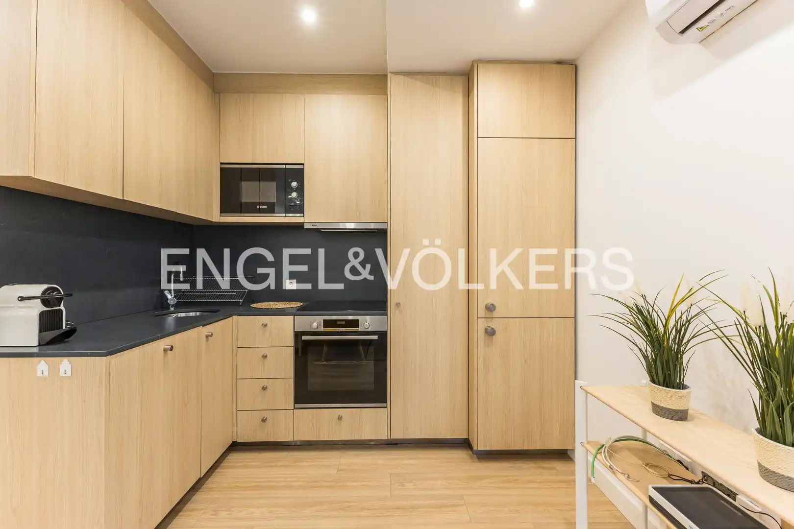 Cuina de Apartament de lloguer en Madrid amb Aire condicionat, Calefacció i Moblat