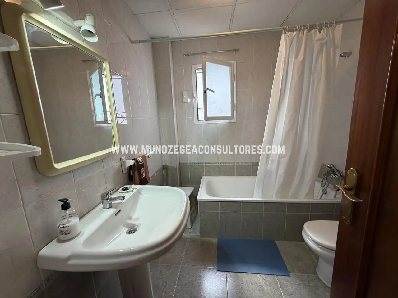 Badezimmer von Erdgeschoss zur Miete in Lucena mit Möbliert