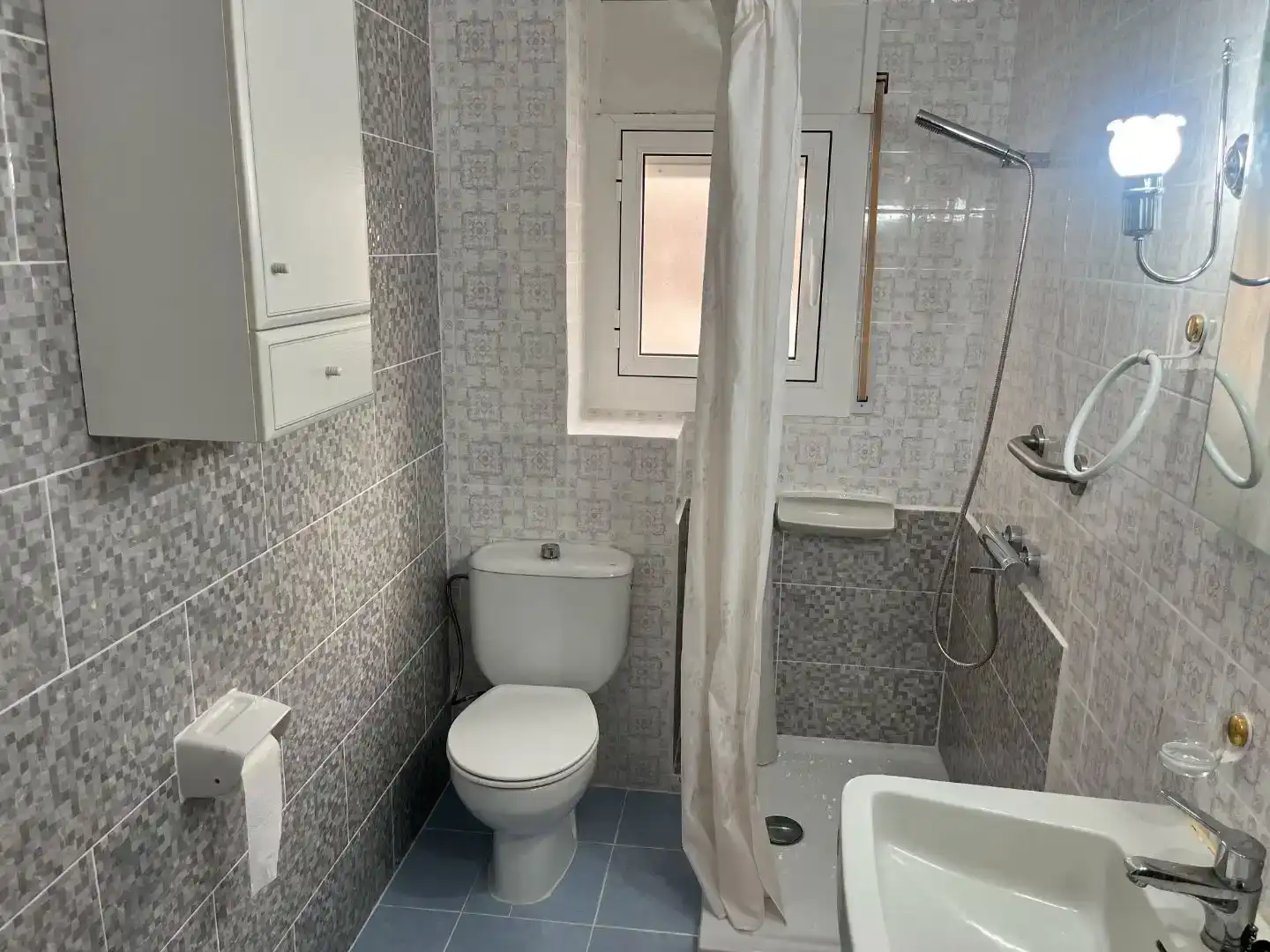 Badezimmer von Wohnung zur Miete in L'Ampolla mit Klimaanlage, Abstellraum und Möbliert