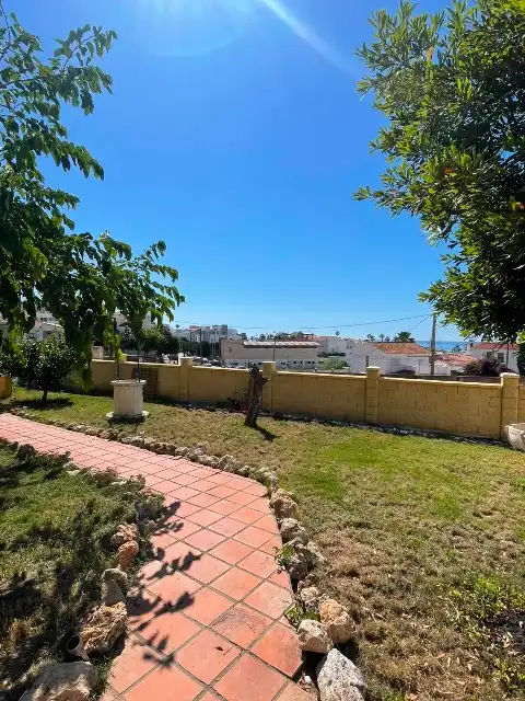 Vista exterior de Casa o xalet en venda en Vélez-Málaga amb Aire condicionat, Calefacció i Jardí privat