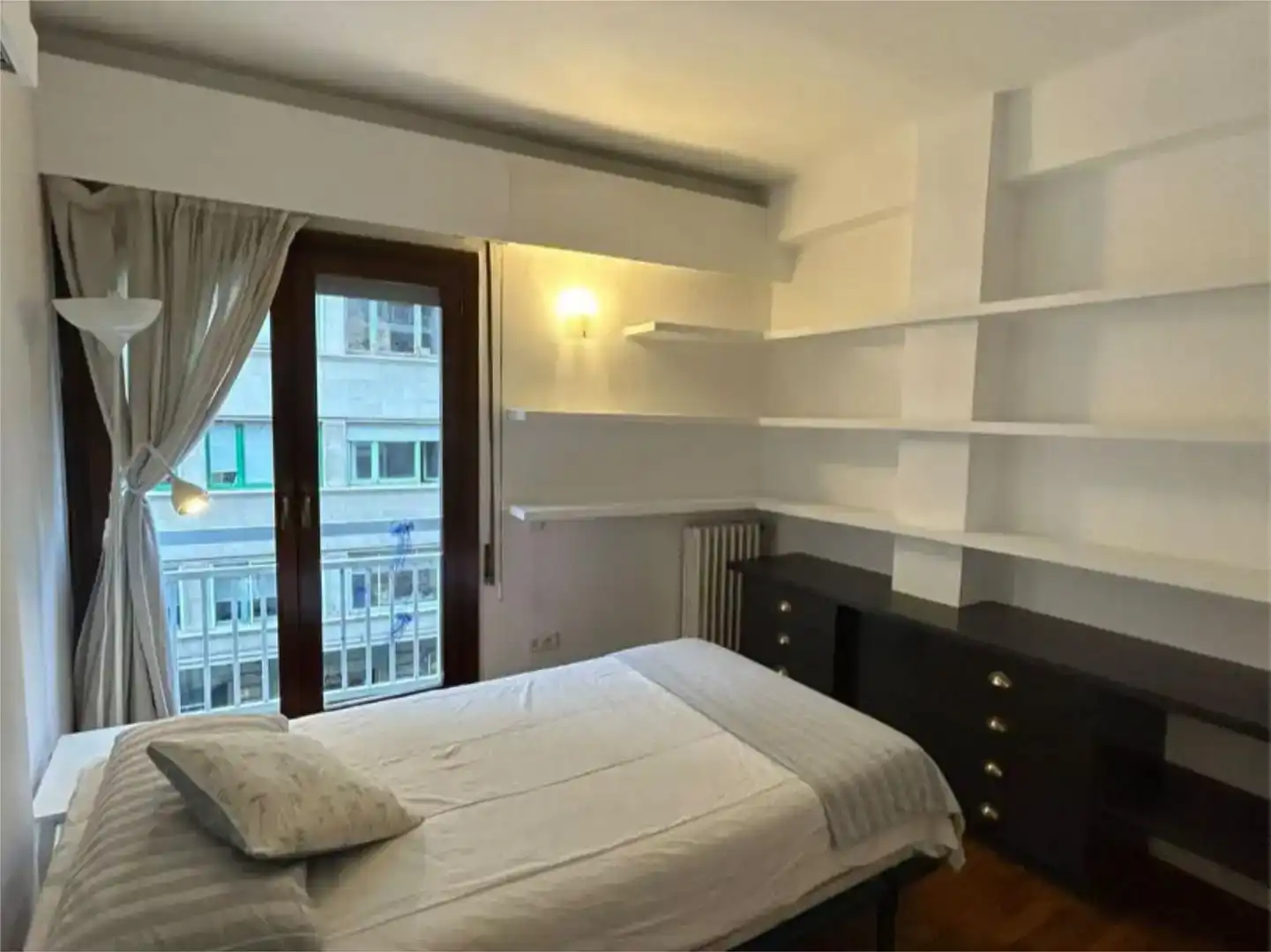 Dormitori de Apartament per a compartir en Barcelona amb Parquet, Moblat i Balcó
