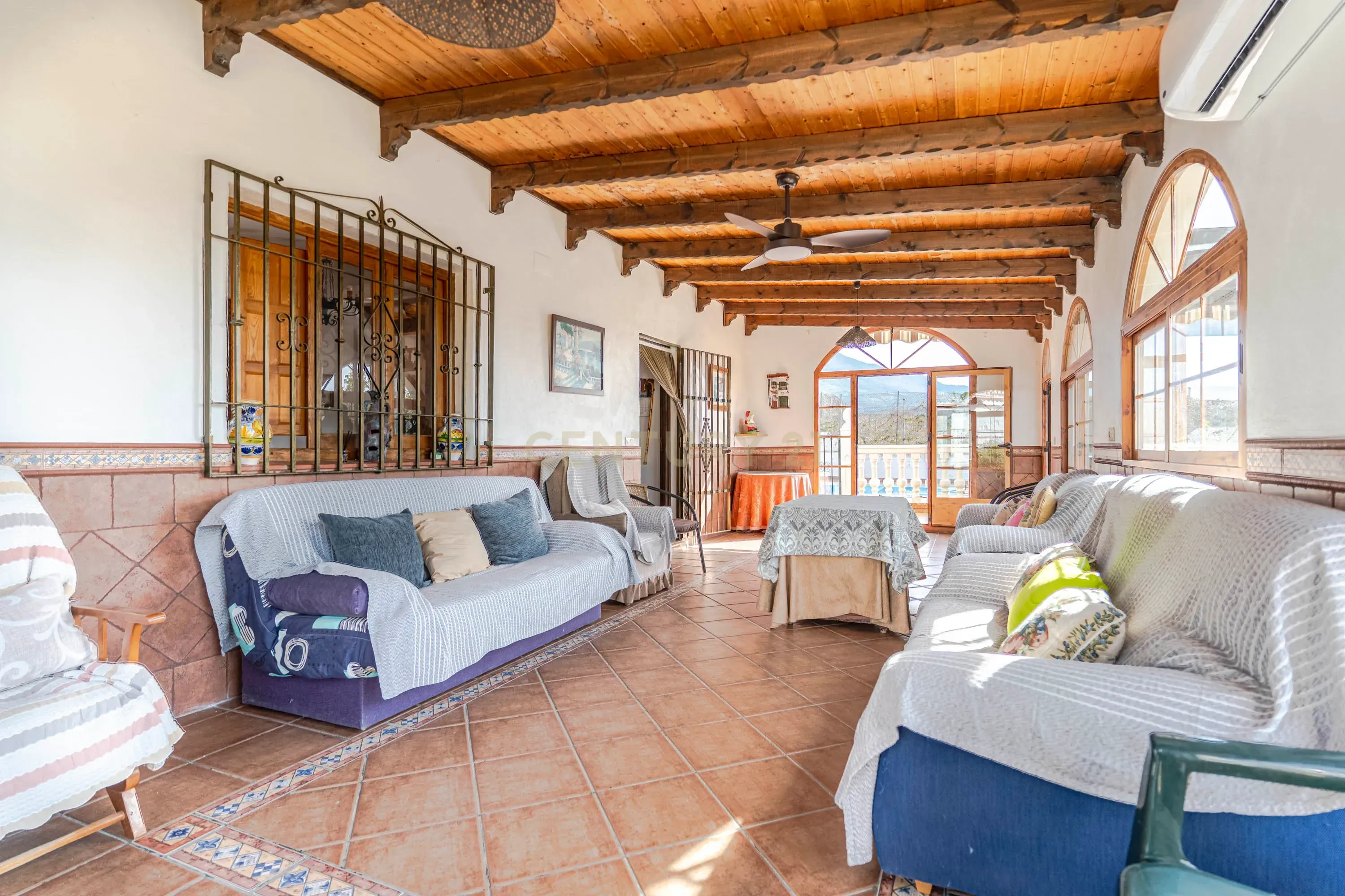 Sala d'estar de Casa o xalet en venda en Vélez de Benaudalla amb Jardí privat i Piscina