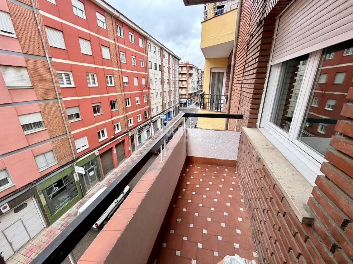 Vista exterior de Piso en venta en León Capital  con Calefacción, Terraza y Trastero