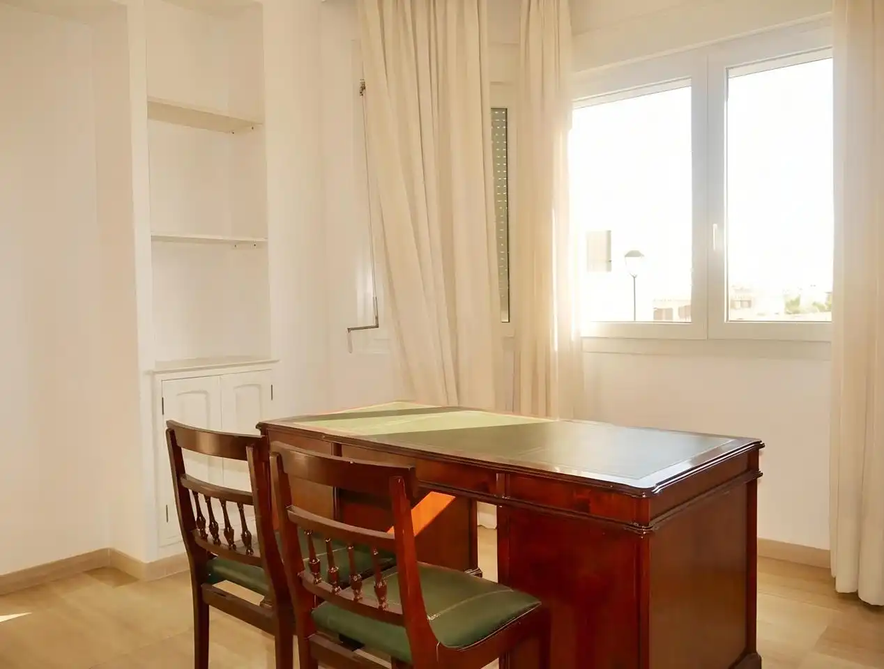 Menjador de Casa o xalet en venda en Tomares amb Aire condicionat, Jardí privat i Parquet