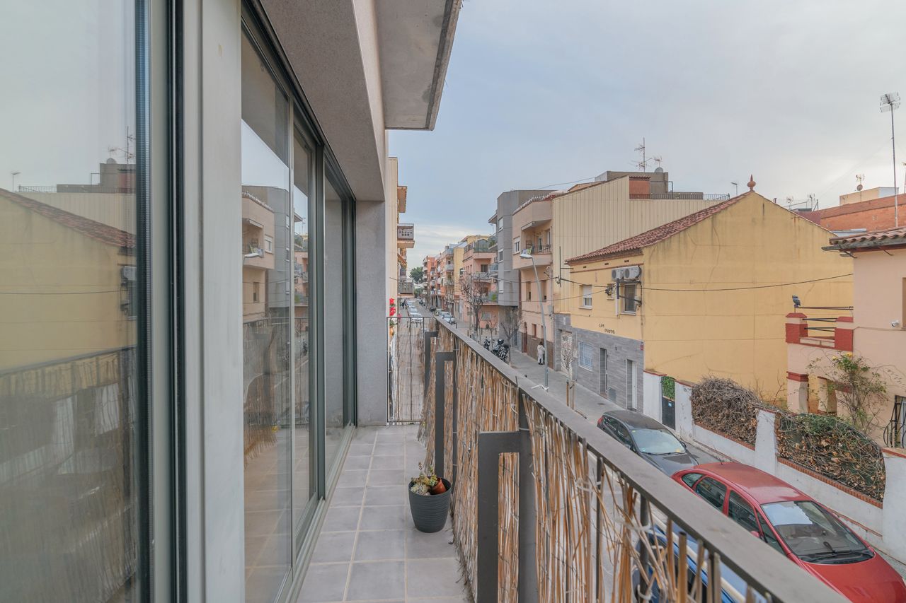 Vista exterior de Pis en venda en Cornellà de Llobregat amb Aire condicionat, Calefacció i Parquet