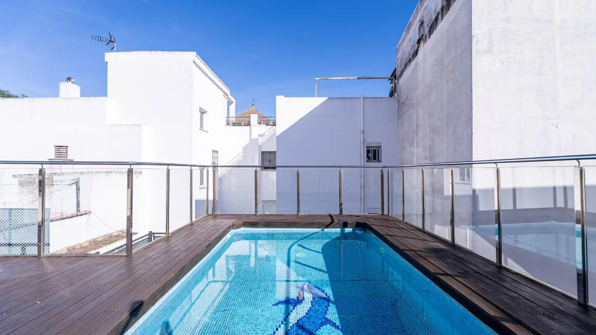 Piscina de Àtic en venda en  Sevilla Capital amb Aire condicionat, Terrassa i Traster