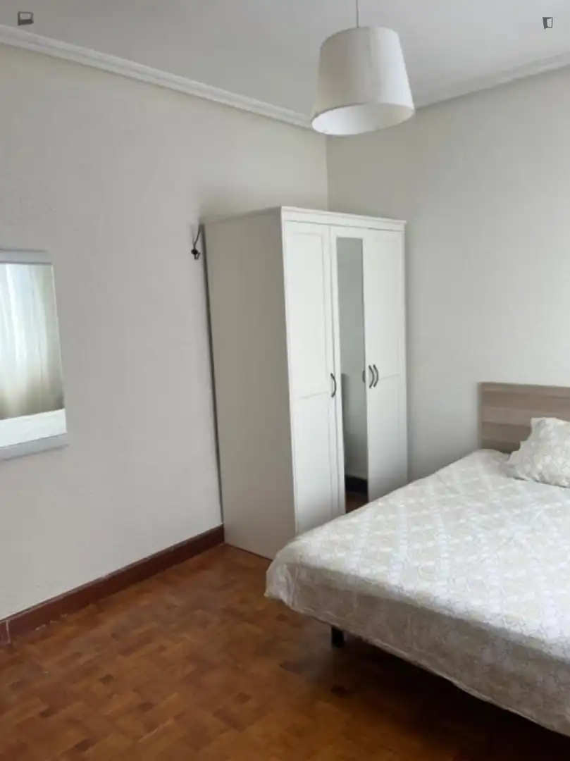 Dormitori de Apartament per a compartir en  Pamplona / Iruña amb Calefacció, Moblat i Forn