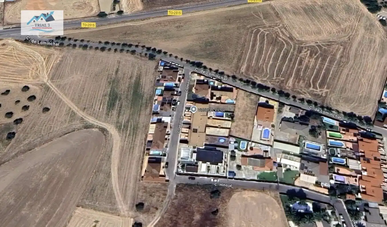 Vista exterior de Casa o xalet en venda en Cedillo del Condado amb Jardí privat