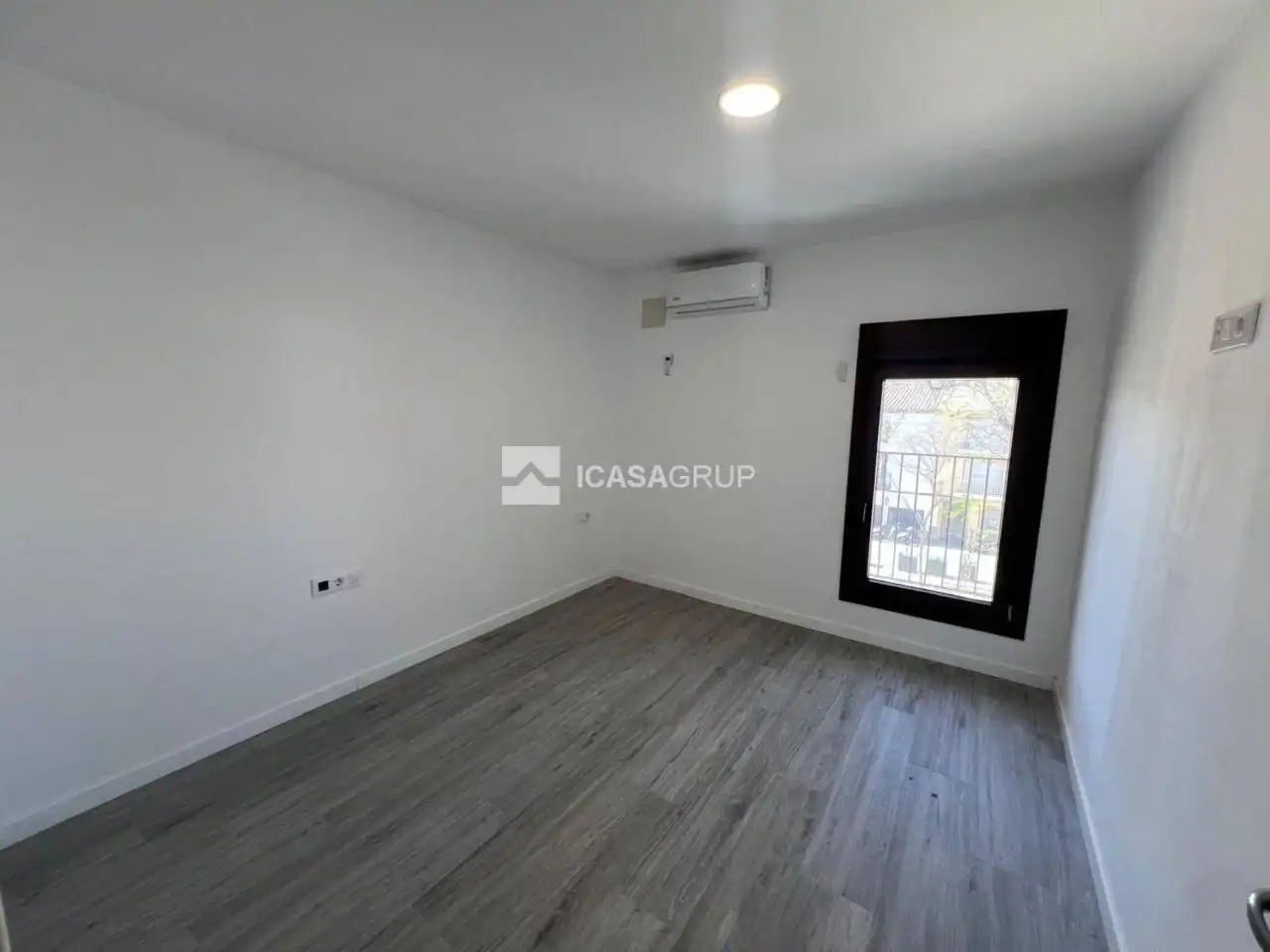 Dormitori de Apartament de lloguer en Rubí amb Aire condicionat i Balcó