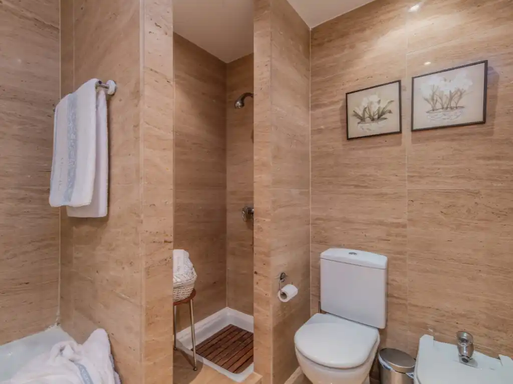 Bany de Dúplex de lloguer en Majadahonda amb Jardí privat, Terrassa i Piscina