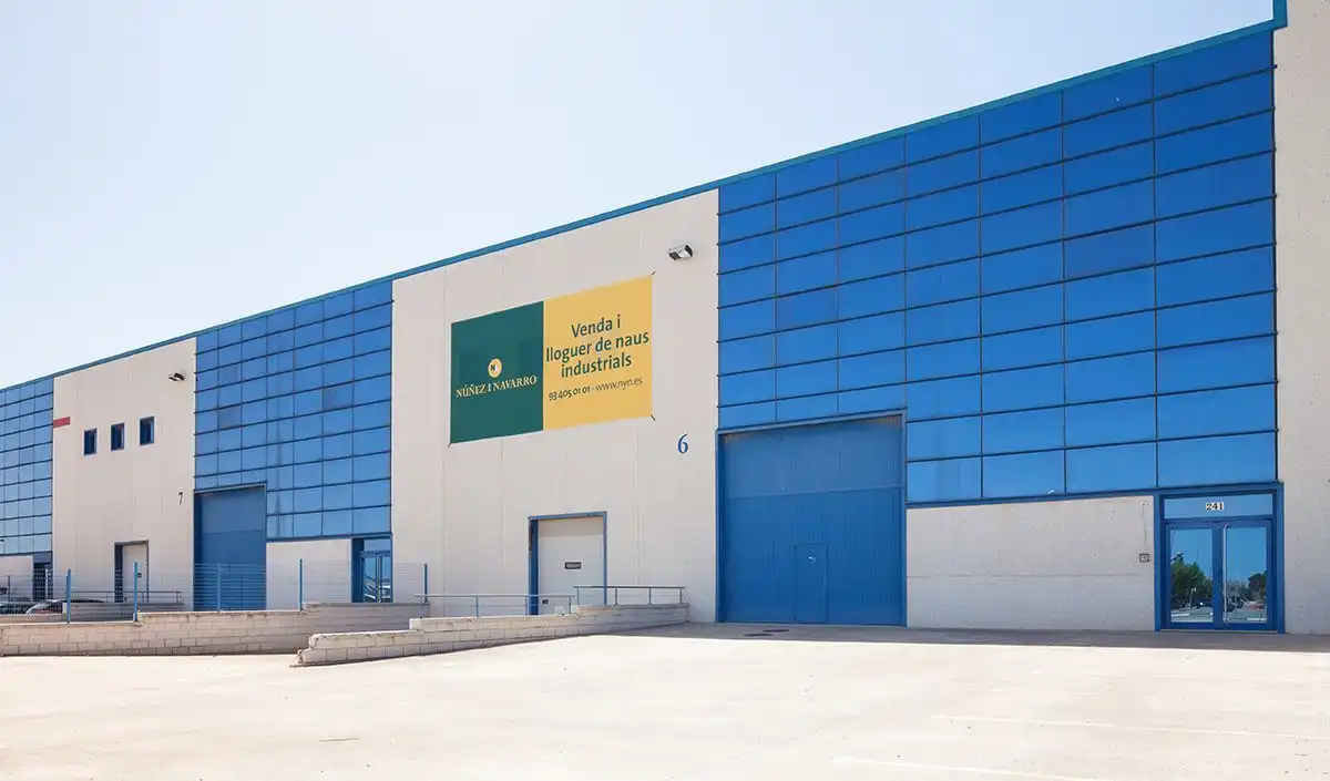 Außenansicht von Fabrikhallen zur Miete in Valls