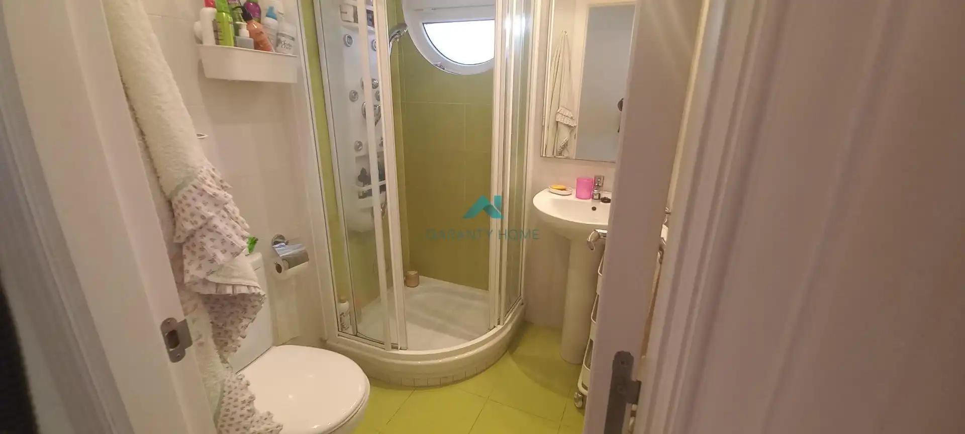 Badezimmer von Erdgeschoss zum Verkauf in Santoña mit Heizung und Privatgarten