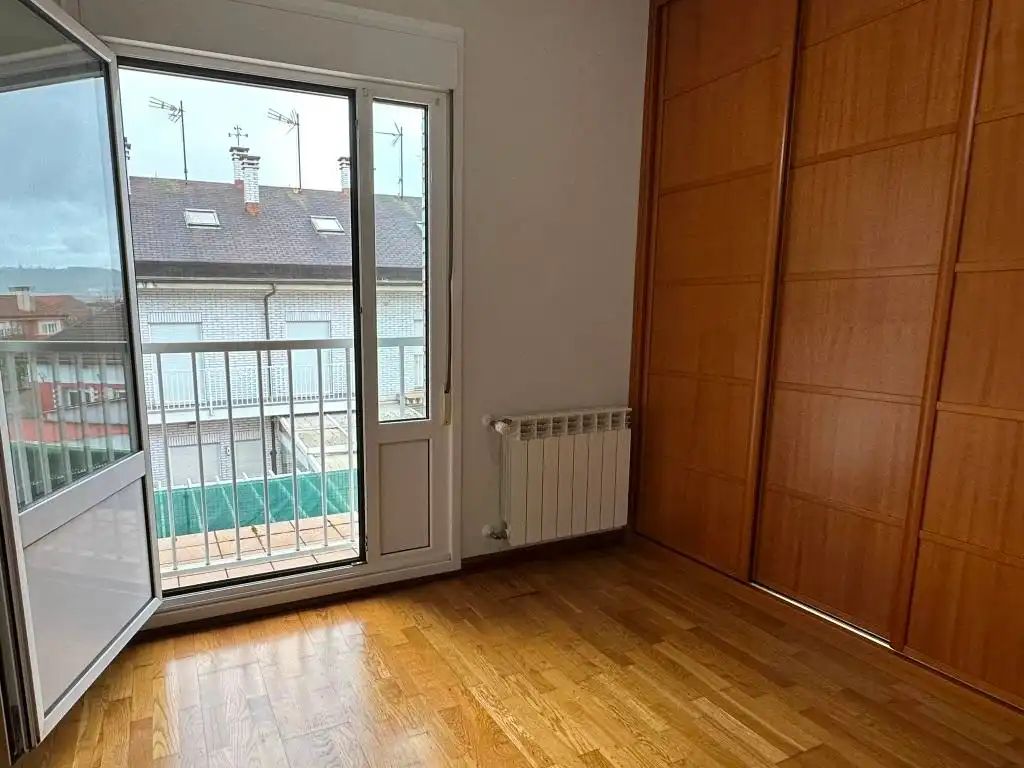 Dormitori de Casa adosada en venda en Gijón  amb Calefacció, Parquet i Terrassa