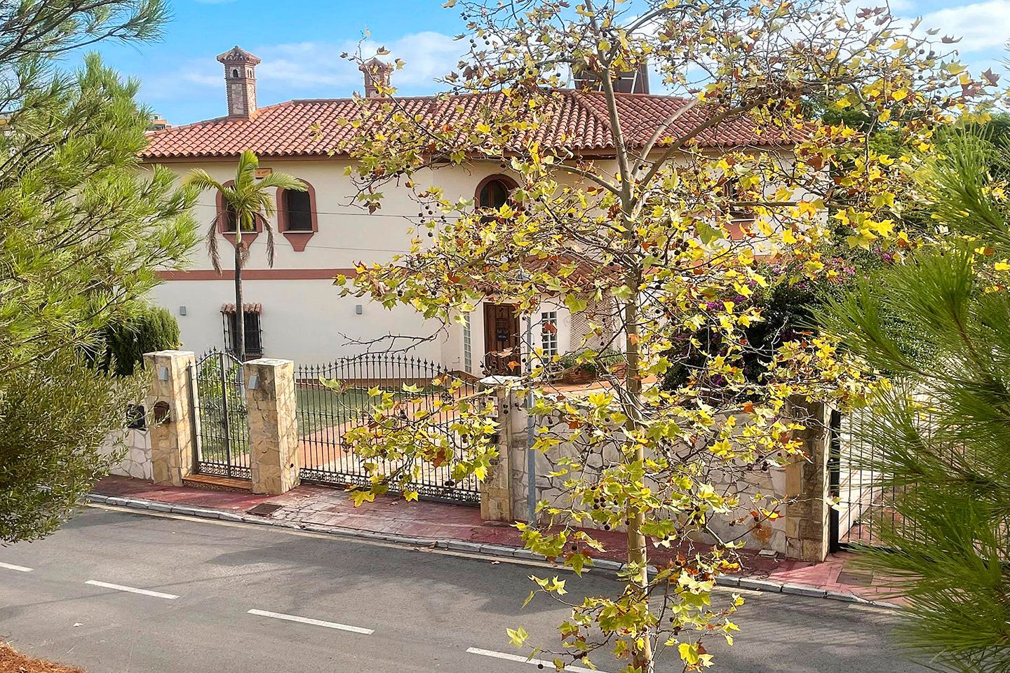 Exterior view of House or chalet for sale in Benalmádena  with Air Conditioner, Private garden and Terrace