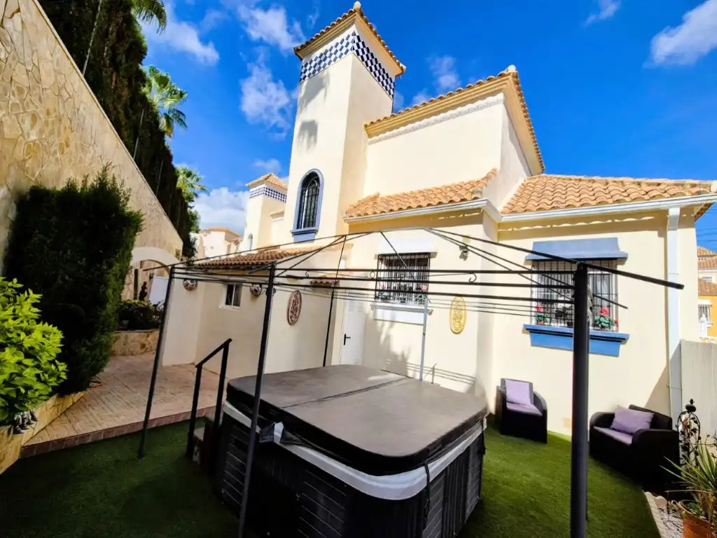 Vista exterior de Casa o xalet en venda en Villamartín amb Jardí privat